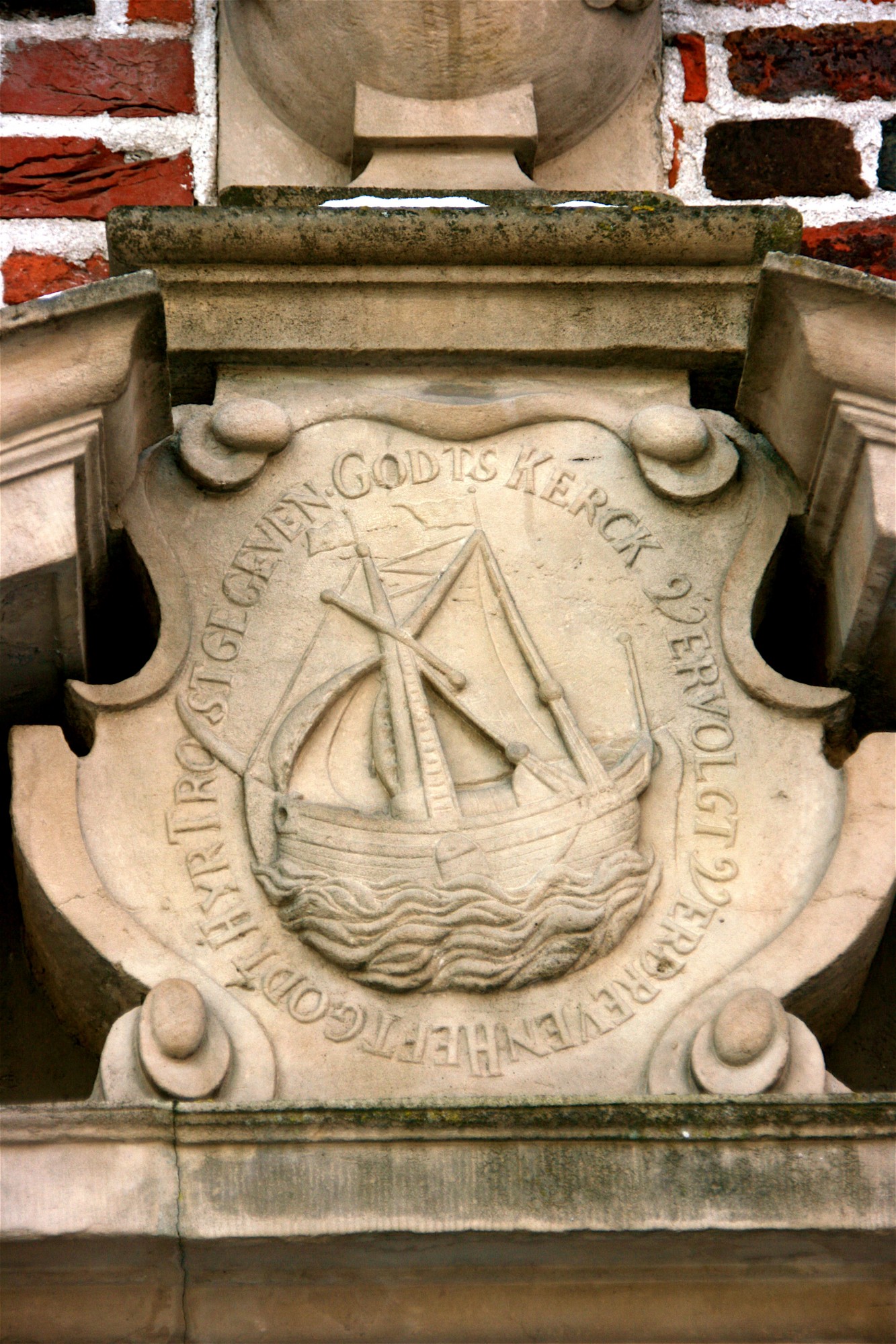 Relief über dem Diakonentor der ehemaligen Grote Kerk in Emden, der heutigen Johannes a Lasco Bibliothek, Foto: Ulf Preuß